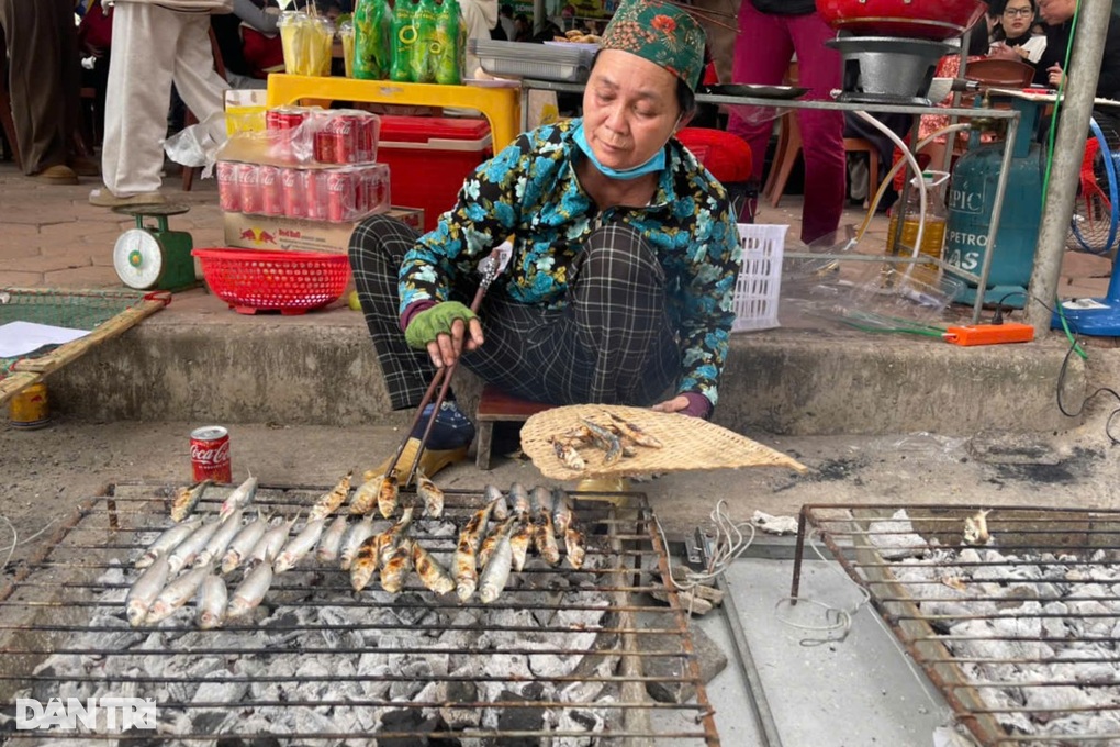Nghề nướng cá trích hốt bạc ngày đầu năm - 1 Nghề nướng cá trích hốt bạc ngày đầu năm - 1