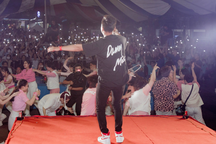 Chi cả tỷ đồng mời ca sĩ hát khai giảng: Tiền lấy từ đâu?