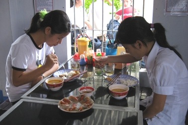 Những bữa cơm ấm lòng sĩ tử