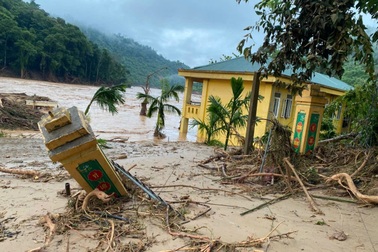 Bùn rác bủa vây, nhà dân xơ xác, bản làng tan hoang khi lũ rút