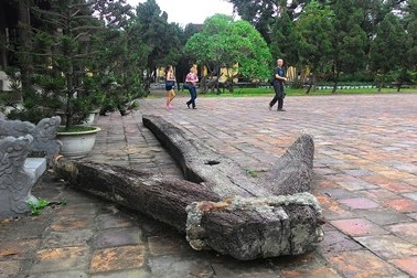 Chuyển mỏ neo gỗ khổng lồ về bảo tàng