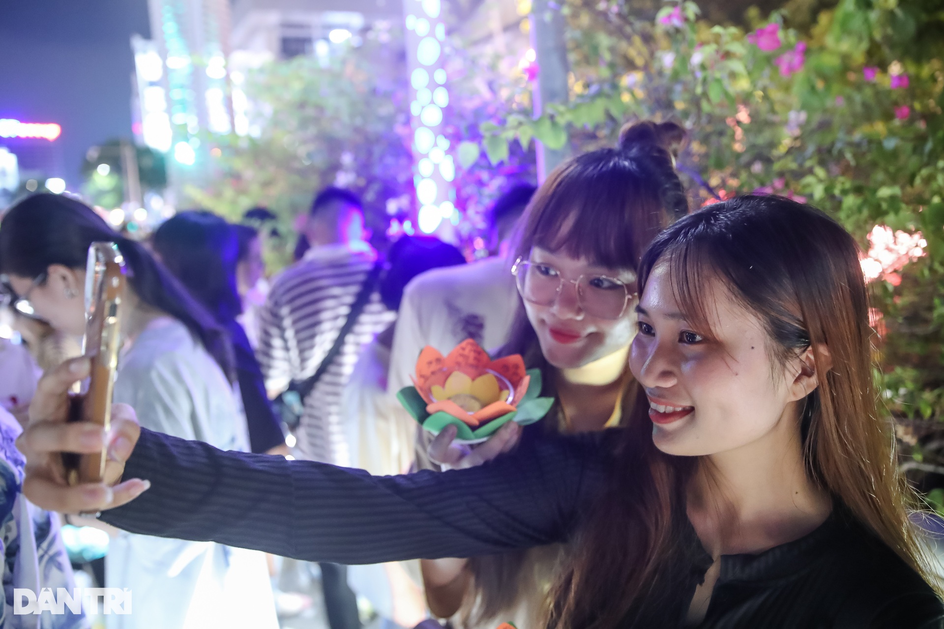 Hàng nghìn người dân ở TPHCM thả hoa đăng mừng Phật đản - 7 Hàng nghìn người dân ở TPHCM thả hoa đăng mừng Phật đản - 7