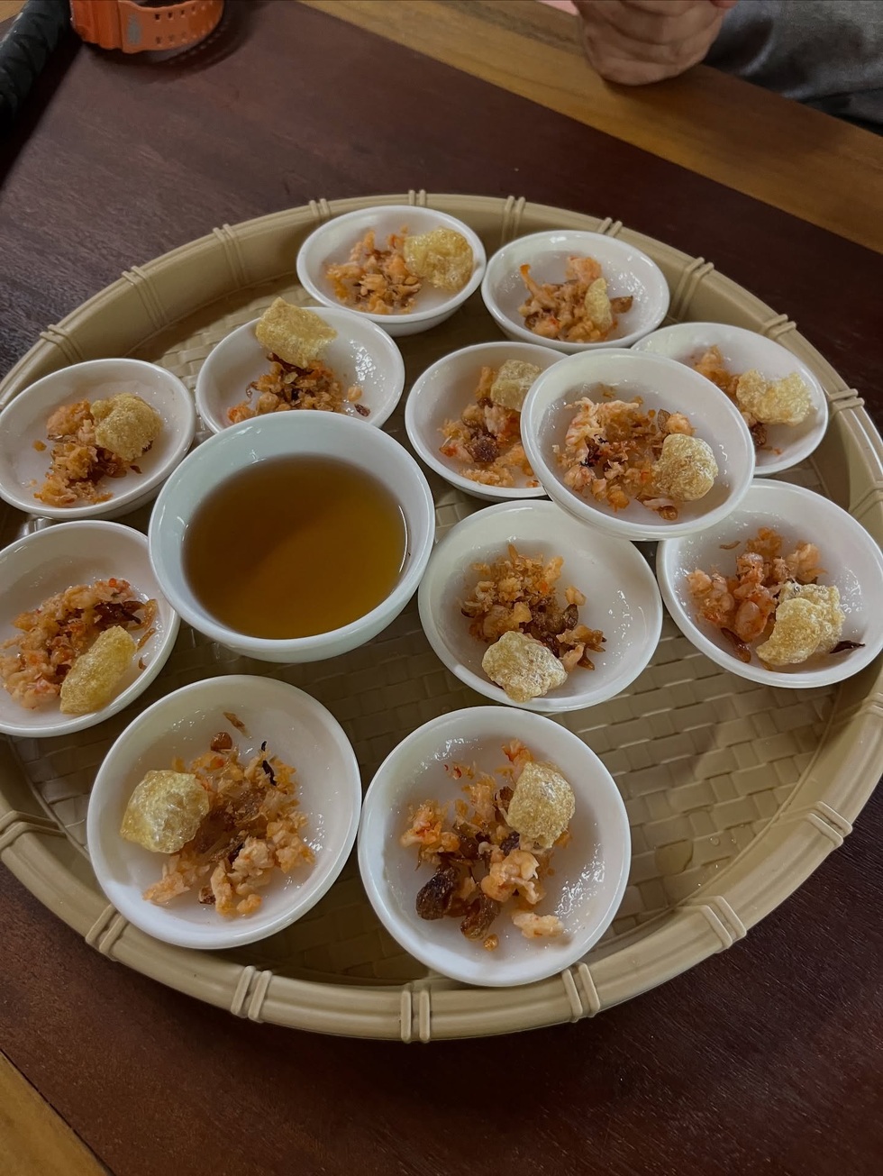 فتاة يابانية تسافر عبر فيتنام بمفردها، تسقط من الدراجة في منتصف الطريق، فيخرج أهل القرية بأكملها لمساعدتها - 6 Cô gái Nhật đi xuyên Việt một mình, ngã xe giữa đường được cả làng ra giúp - 6