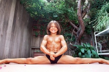 Diện mạo sau 21 năm của cậu bé có cơ bắp cuồn cuộn gây "sốt" khắp thế giới