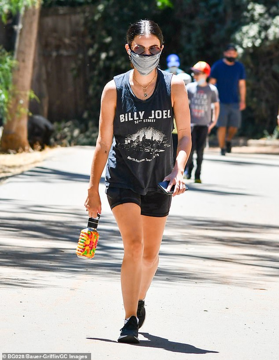 Madison Beer khoe chân dài trên phố - 4 Madison Beer khoe chân dài trên phố - 4