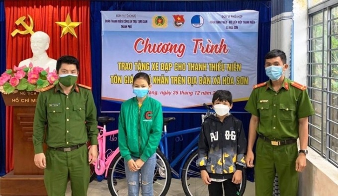 Những chiếc xe đạp được sơn sửa lại và tặng cho thanh thiếu niên.