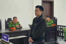 Người đàn ông lái ô tô đi vào đường cấm, tông công an gãy xương đùi