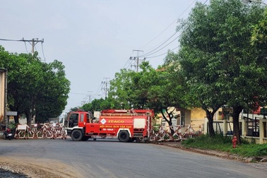 Dùng xe cứu hỏa chặn cửa doanh nghiệp để đòi nợ