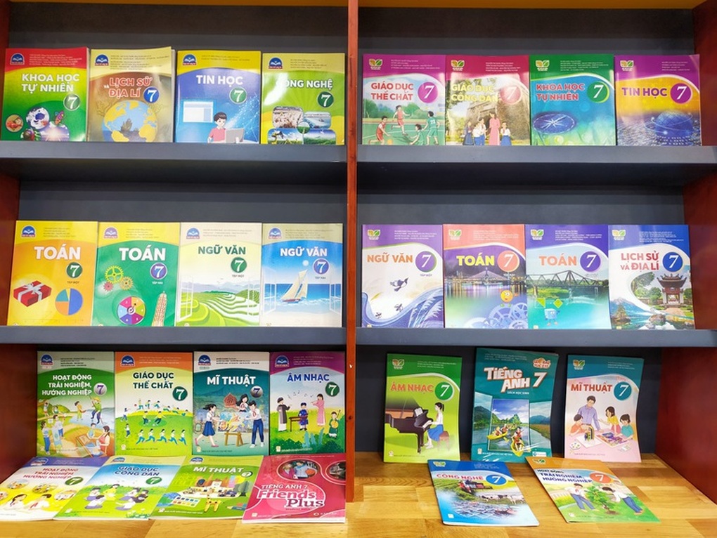 Hà Nội: Một trường dùng 4 bộ SGK khác nhau, phụ huynh kêu khó khăn - 1 Hà Nội: Một trường dùng 4 bộ SGK khác nhau, phụ huynh kêu khó khăn - 1