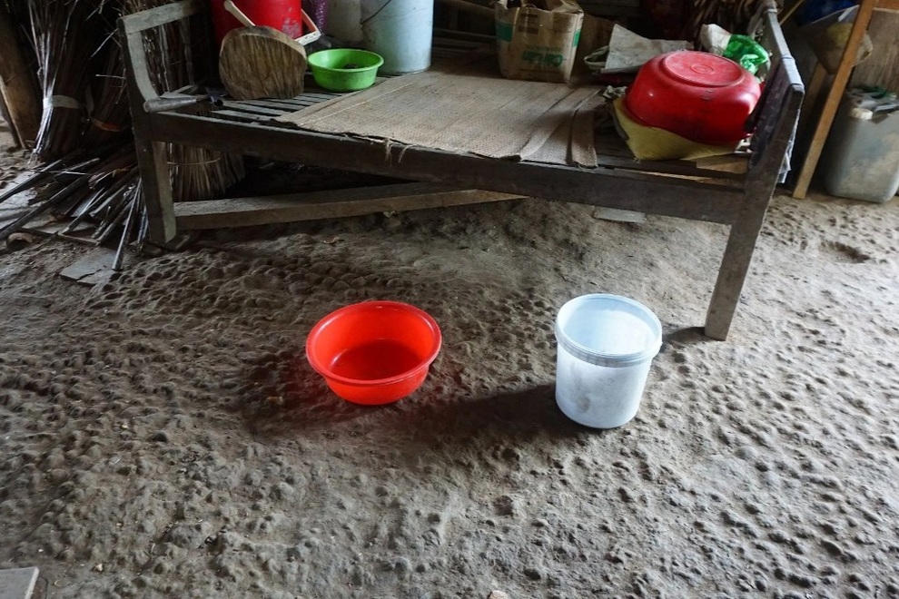 Vợ chồng nghèo kiết trong ngôi nhà xơ xác, 2 đứa con nguy cơ phải nghỉ học - 4 Vợ chồng nghèo kiết trong ngôi nhà xơ xác, 2 đứa con nguy cơ phải nghỉ học - 4
