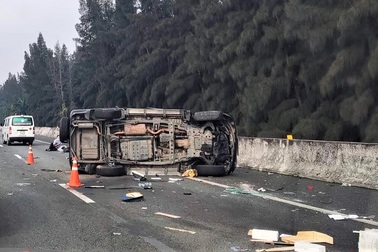 Xe chở Phó chủ tịch TPHCM Lê Hòa Bình gặp tai nạn trên cao tốc