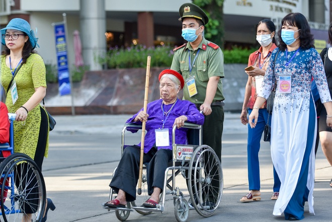 Đoàn 300 mẹ Việt Nam anh hùng xúc động vào Lăng viếng Bác - 13 Đoàn 300 mẹ Việt Nam anh hùng xúc động vào Lăng viếng Bác - 13