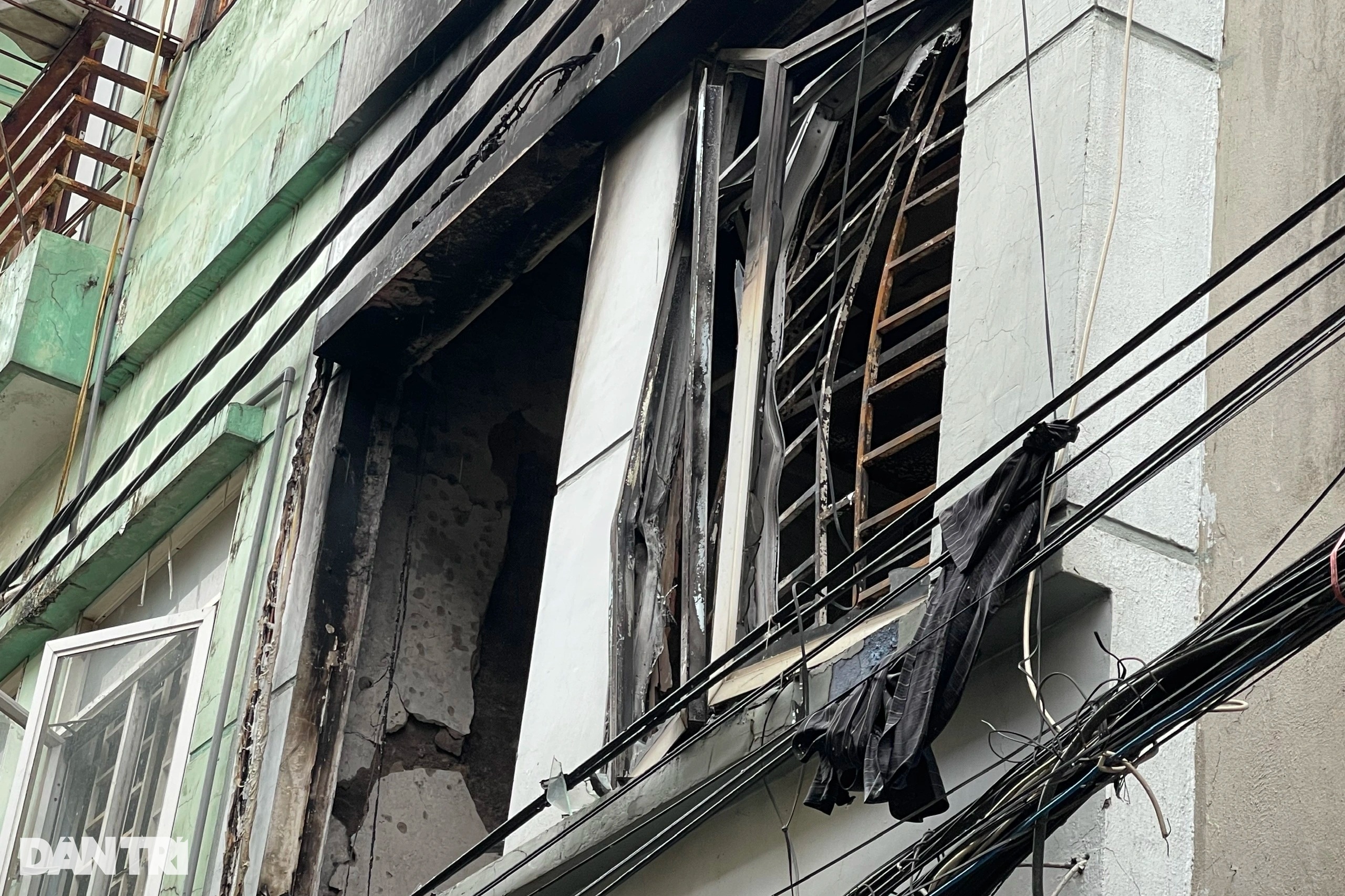 Vụ cháy 3 người chết ở Hà Nội: Các tầng có ô thoát nạn nhưng không kịp mở - 2 Vụ cháy 3 người chết ở Hà Nội: Các tầng có ô thoát nạn nhưng không kịp mở - 2
