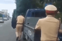 CSGT giúp đẩy xe tải hỏng giữa phố