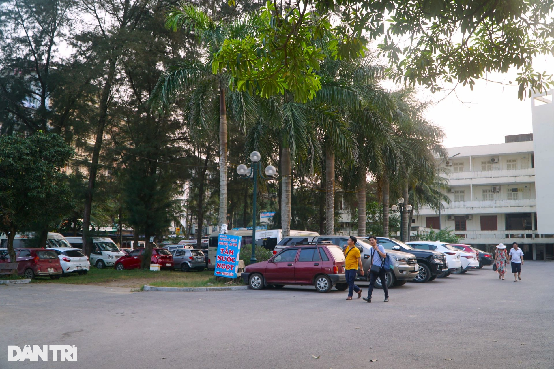 Bãi tắm Sầm Sơn vẫn ken đặc người sau kỳ nghỉ lễ vì thời tiết nắng gắt - 9 Bãi tắm Sầm Sơn vẫn ken đặc người sau kỳ nghỉ lễ vì thời tiết nắng gắt - 9