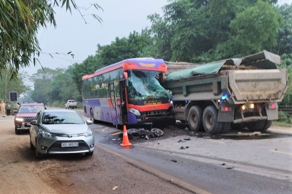 Xe khách va chạm xe máy rồi tông xe tải, 2 người tử vong - 1 Xe khách va chạm xe máy rồi tông xe tải, 2 người tử vong - 1