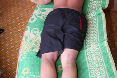 Một phạm nhân chết trong tư thế treo cổ giữa phòng giam