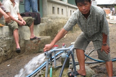 Kỳ lạ giếng khoan tự động phun nước?