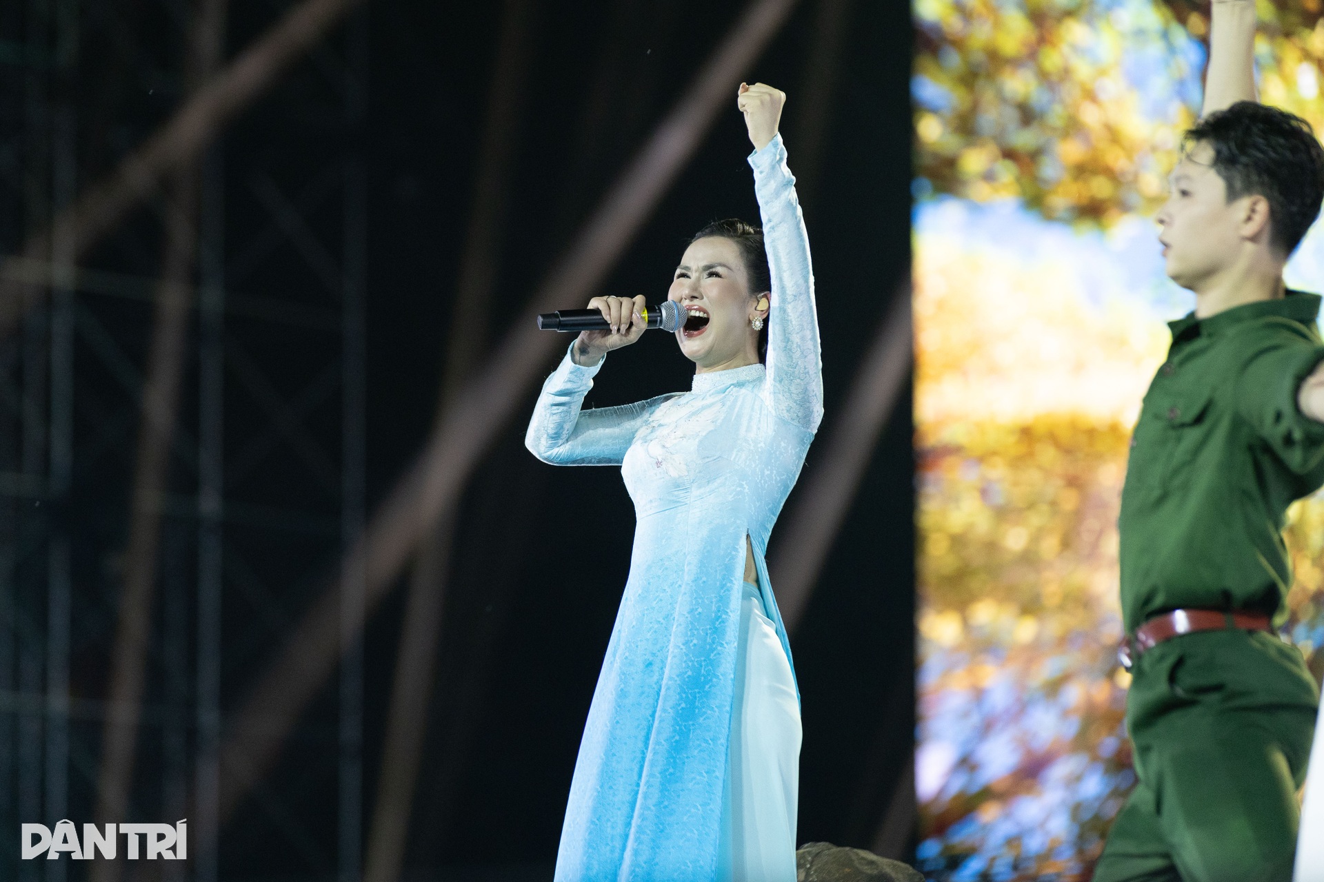 70.000 khán giả hòa nhịp đập yêu nước trong concert Tổ quốc trong tim - 7 70.000 khán giả hòa nhịp đập yêu nước trong concert Tổ quốc trong tim - 7