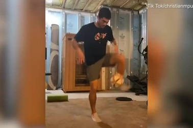 Pulisic biểu diễn kỹ thuật trong thời gian cách ly tại nhà