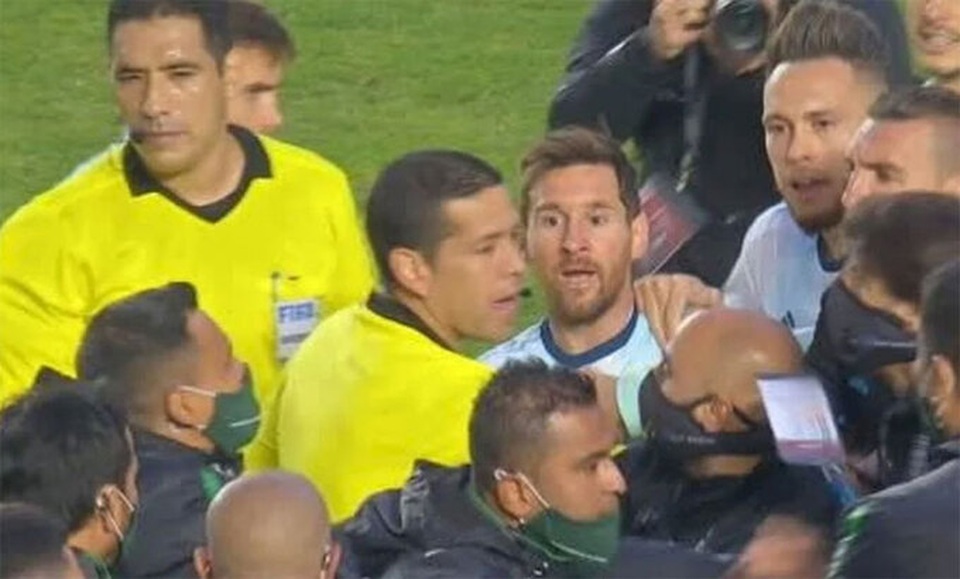 Messi suýt ẩu đả với cầu thủ của Bolivia - 1 Messi suýt ẩu đả với cầu thủ của Bolivia - 1
