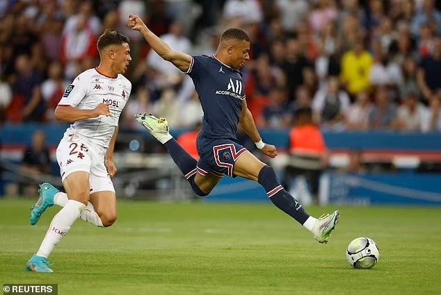 Mbappe ăn mừng ở lại PSG bằng... hat-trick, khiến đối thủ xuống hạng - 3 Mbappe ăn mừng ở lại PSG bằng... hat-trick, khiến đối thủ xuống hạng - 3