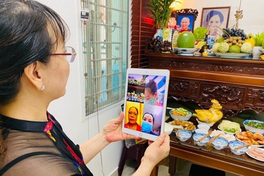 Người dân cúng lễ Vu lan trực tuyến giữa mùa dịch ở Hà Nội