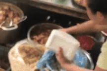 Tranh cãi chủ quán cơm rang ở Hải Phòng dùng tay trần bốc đồ ăn cho khách