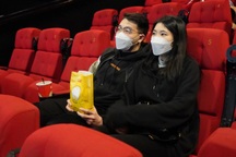 Các cặp đôi đổ xô hẹn hò đi xem phim ngày Hà Nội mở lại các cụm rạp