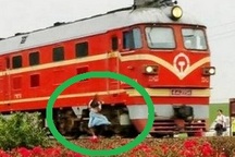 Mải mê chụp ảnh “tự sướng”, cô gái bị tàu hỏa cán tử vong