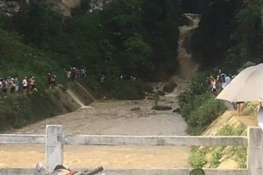 Tắm thác sau bữa cơm trưa, học sinh lớp 7 tử vong