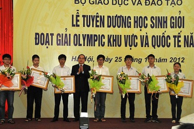 Tuyên dương học sinh đạt giải Olympic khu vực và quốc tế 