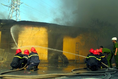 Hà Nội: Cháy lớn thiêu rụi một kho hàng