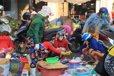 Xăng rẻ, dân xếp hàng dài mua tích trữ: Nguy cơ cháy nổ quá cao