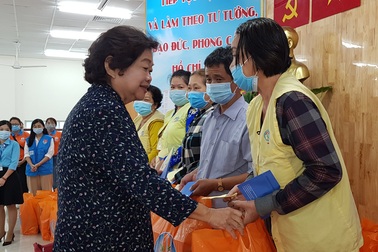 Nguyên Phó chủ tịch nước mang Tết sớm tới bệnh nhân ung thư