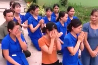 Hàng chục cô giáo quỳ gối để xin được tiếp tục dạy trẻ