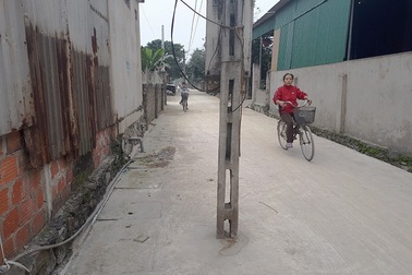 Điện lực Hà Tĩnh lên tiếng về việc hàng chục cột điện nằm giữa đường