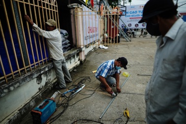UBND xã “mở rào” tiếp gạo cho người dân