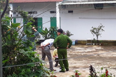 Dẫn giải bà chủ hành hạ người làm về nơi ở để khám xét