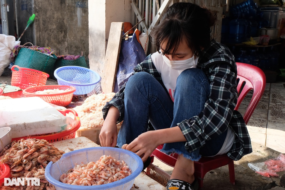 Nghề làm bật cả máu tay cũng chỉ kiếm hơn 100 ngàn đồng/ngày - 3 Nghề làm bật cả máu tay cũng chỉ kiếm hơn 100 ngàn đồng/ngày - 3