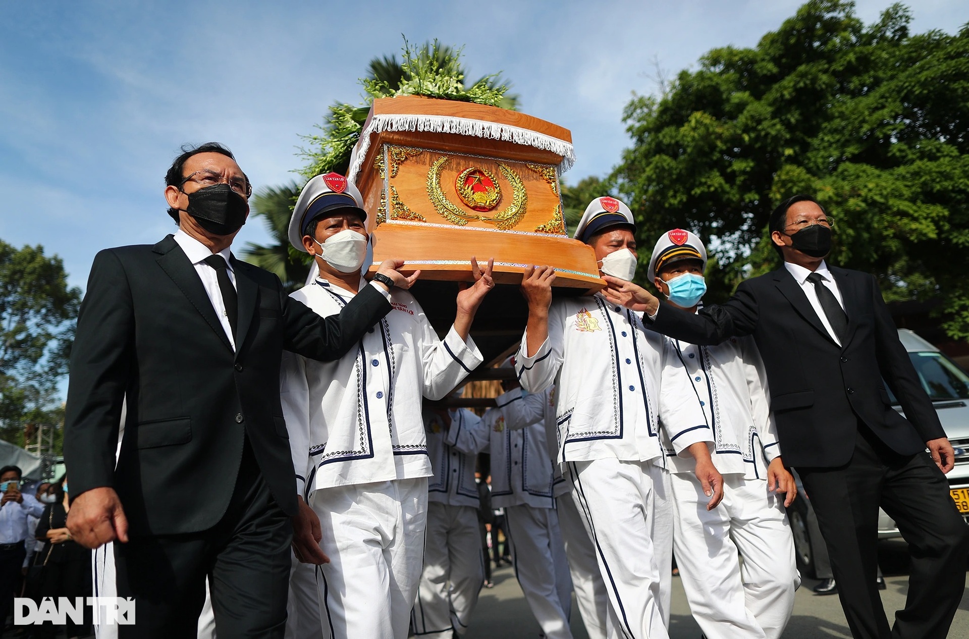 Người dân TPHCM tiễn đưa Phó Chủ tịch Lê Hòa Bình về nơi an nghỉ cuối cùng - 14 Người dân TPHCM tiễn đưa Phó Chủ tịch Lê Hòa Bình về nơi an nghỉ cuối cùng - 14