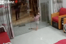 Clip bé gái suýt gặp nạn từ tình huống đời thường làm thót tim dân mạng