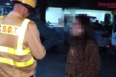 Chồng vi phạm nồng độ cồn, vợ lăng mạ CSGT