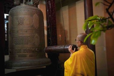 Đón giao thừa cùng tiếng chuông chùa đồng loạt ngân vang