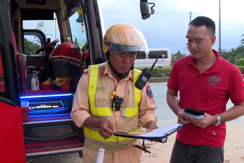 Nhan nhản xe khách “núp bóng” phương tiện vận chuyển hợp đồng sau lũ - 1 Nhan nhản xe khách “núp bóng” phương tiện vận chuyển hợp đồng sau lũ - 1