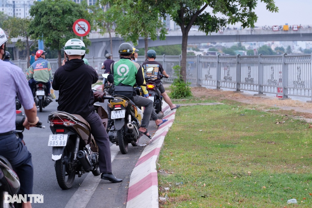 Người dân dừng xe kín đường xem hiện trường vụ cháy ở kênh Tàu Hủ - 2 Người dân dừng xe kín đường xem hiện trường vụ cháy ở kênh Tàu Hủ - 2