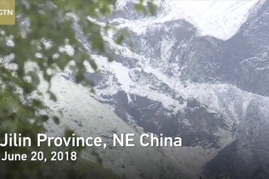 Kỳ lạ: Tuyết đột nhiên rơi giữa mùa hè ở Trung Quốc