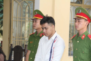 Qua nhà bạn rủ uống rượu rồi giở trò đồi bại với con bạn