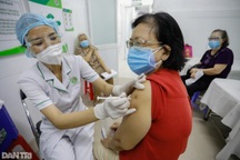 TPHCM: Các đội đến tận nhà người dân trong vùng cam, vùng đỏ tiêm vắc xin