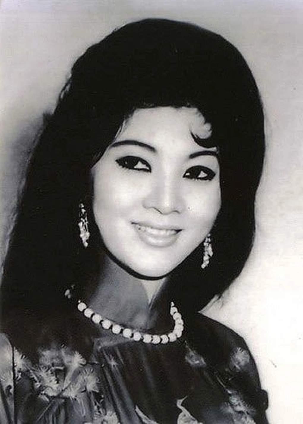 Nhan sắc khuynh đảo và cuộc đời sóng gió của minh tinh Thẩm Thúy Hằng - 1 Nhan sắc khuynh đảo và cuộc đời sóng gió của minh tinh Thẩm Thúy Hằng - 1